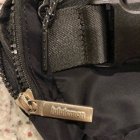 Lululemon Everywhere Belt Bag - Picture 4 of 5